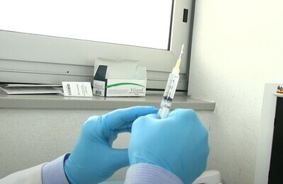 Проведение кодирования Вивитролом в Климовске Шприц с Вивитролом в руках у врача